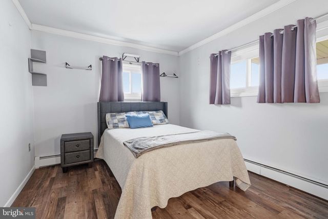 396 PINEWOOD DR, Levittown, PA 19054