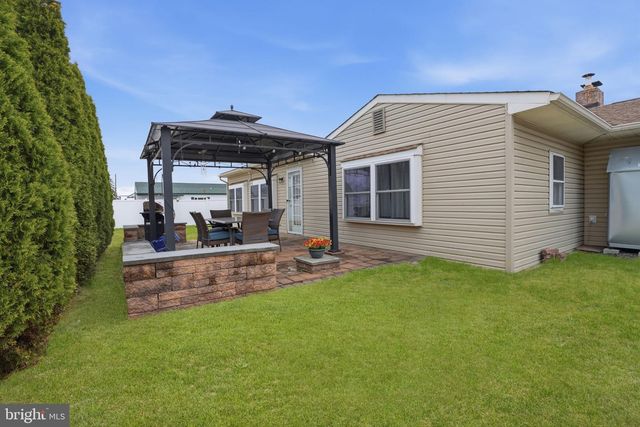 396 PINEWOOD DR, Levittown, PA 19054