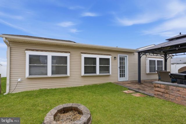 396 PINEWOOD DR, Levittown, PA 19054