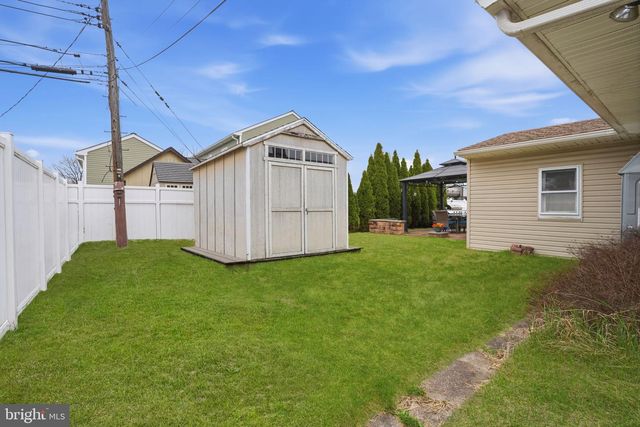 396 PINEWOOD DR, Levittown, PA 19054