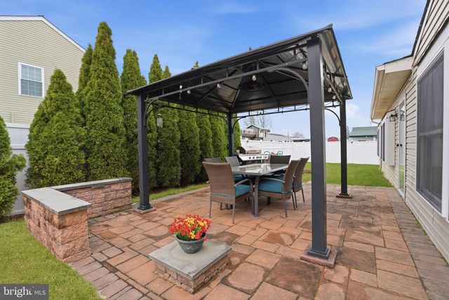 396 PINEWOOD DR, Levittown, PA 19054