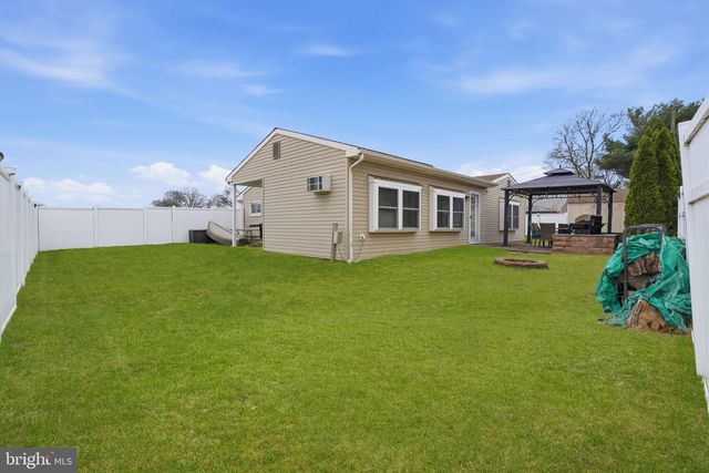 396 PINEWOOD DR, Levittown, PA 19054