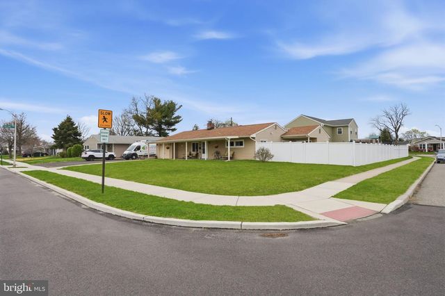 396 PINEWOOD DR, Levittown, PA 19054