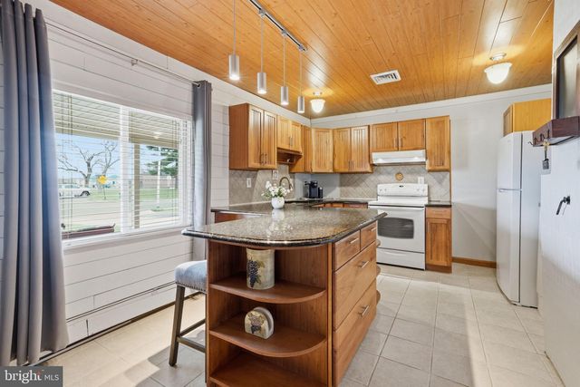 396 PINEWOOD DR, Levittown, PA 19054