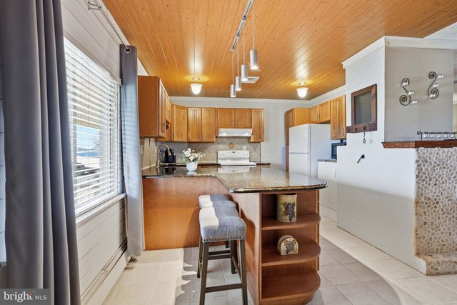 396 PINEWOOD DR, Levittown, PA 19054