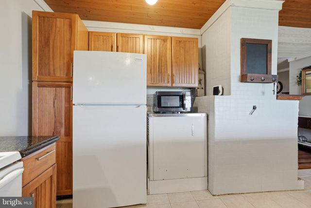 396 PINEWOOD DR, Levittown, PA 19054