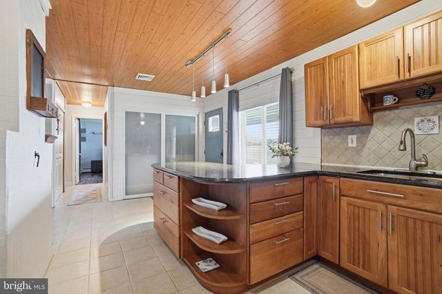 396 PINEWOOD DR, Levittown, PA 19054