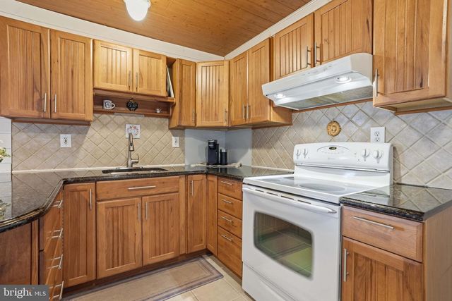 396 PINEWOOD DR, Levittown, PA 19054