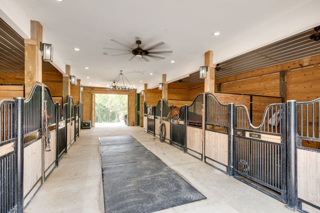 1838 Rock Springs Rd, Columbia, TN 38401