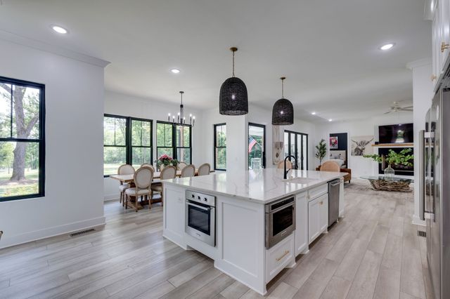 1838 Rock Springs Rd, Columbia, TN 38401