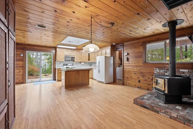 21607 Rambling Rd, Grass Valley, CA 95945