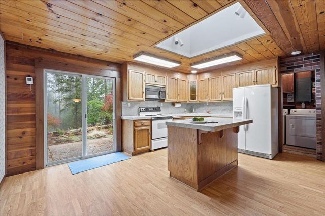 21607 Rambling Rd, Grass Valley, CA 95945