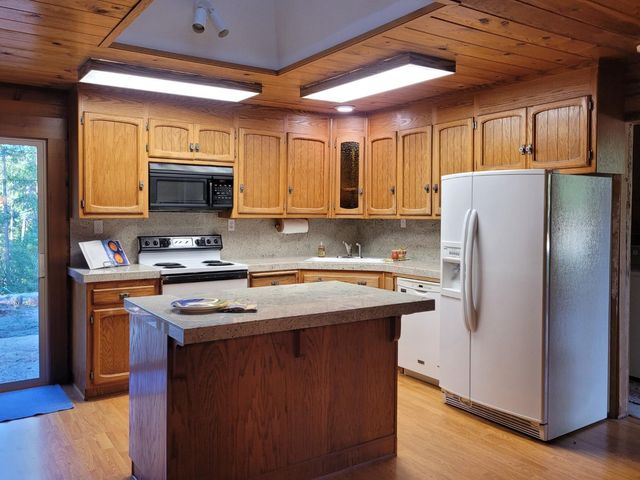 21607 Rambling Rd, Grass Valley, CA 95945