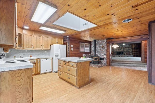 21607 Rambling Rd, Grass Valley, CA 95945
