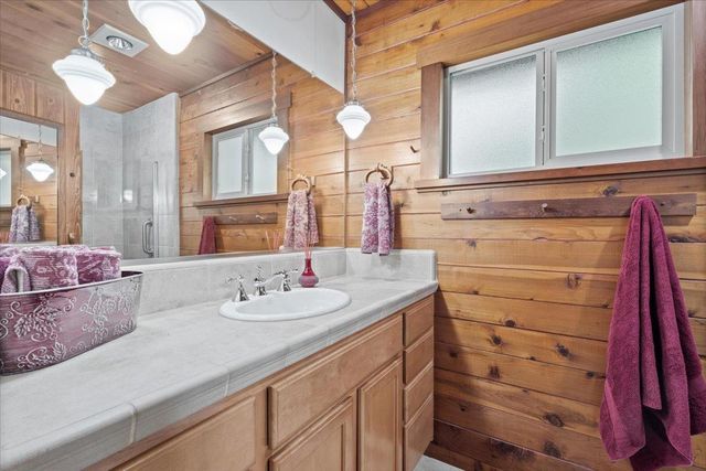 21607 Rambling Rd, Grass Valley, CA 95945