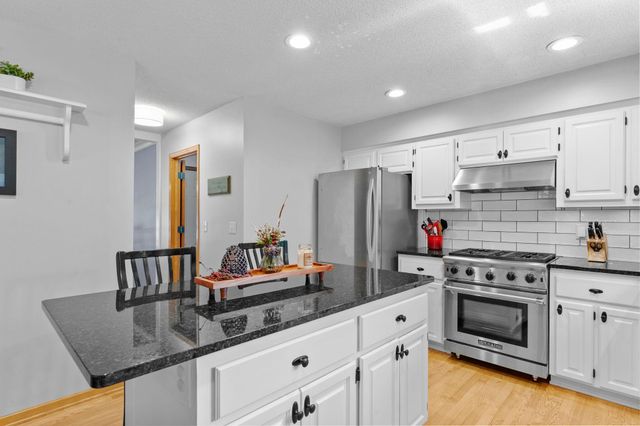 8010 Spruce Trail, Eden Prairie, MN 55347