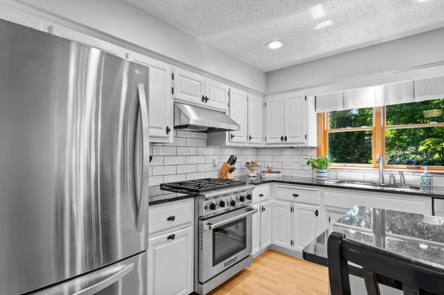 8010 Spruce Trail, Eden Prairie, MN 55347