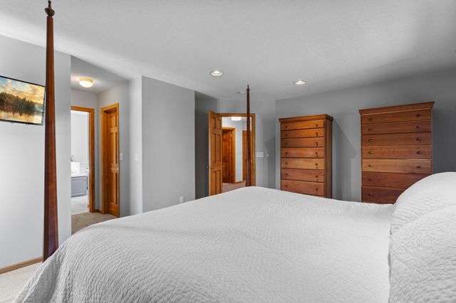8010 Spruce Trail, Eden Prairie, MN 55347