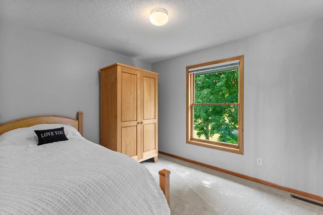 8010 Spruce Trail, Eden Prairie, MN 55347