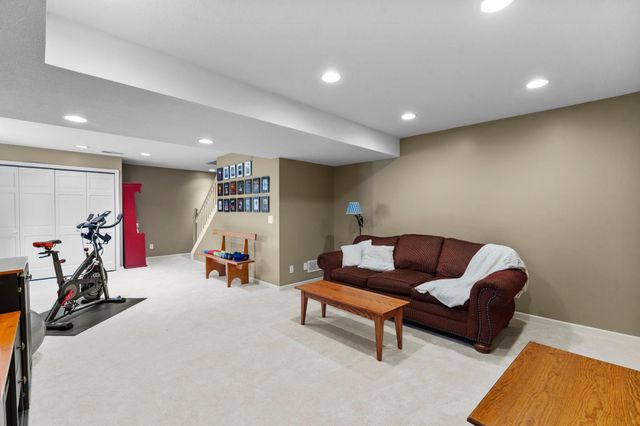 8010 Spruce Trail, Eden Prairie, MN 55347