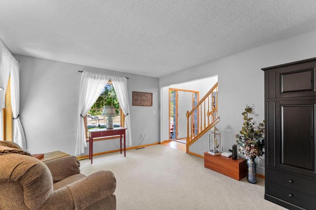 8010 Spruce Trail, Eden Prairie, MN 55347