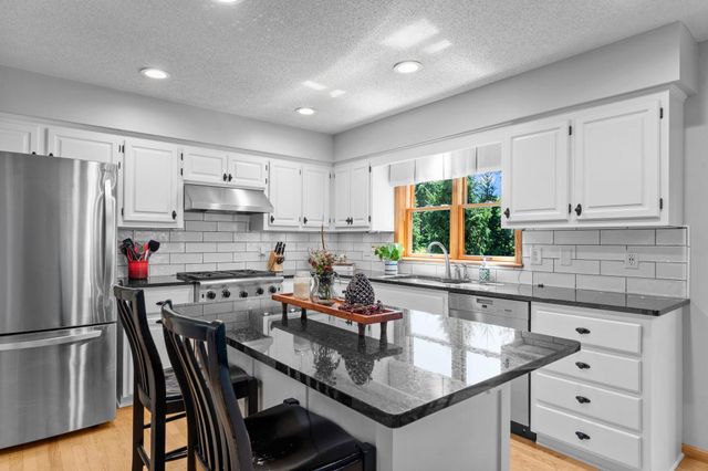 8010 Spruce Trail, Eden Prairie, MN 55347