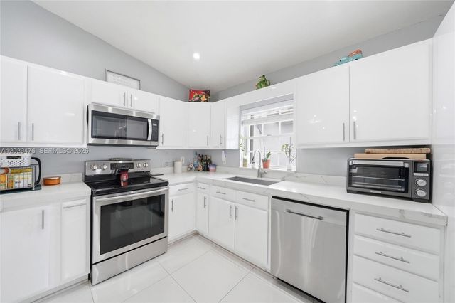 531 SW 176th Ave, Pembroke Pines, FL 33029