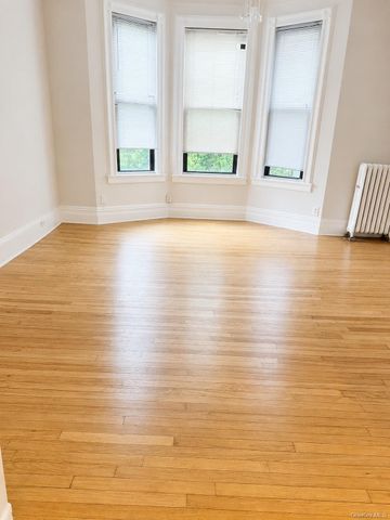 3216 31st Avenue 2nd Floor, Astoria, NY 11106