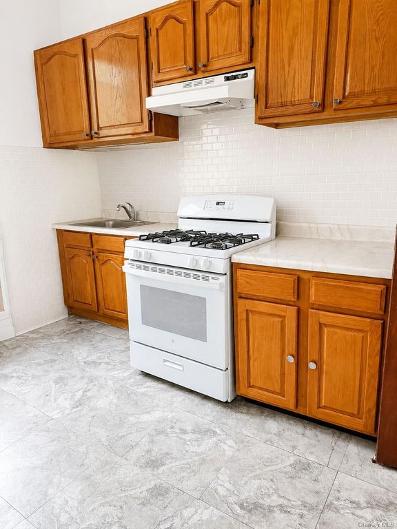 3216 31st Avenue 2nd Floor, Astoria, NY 11106