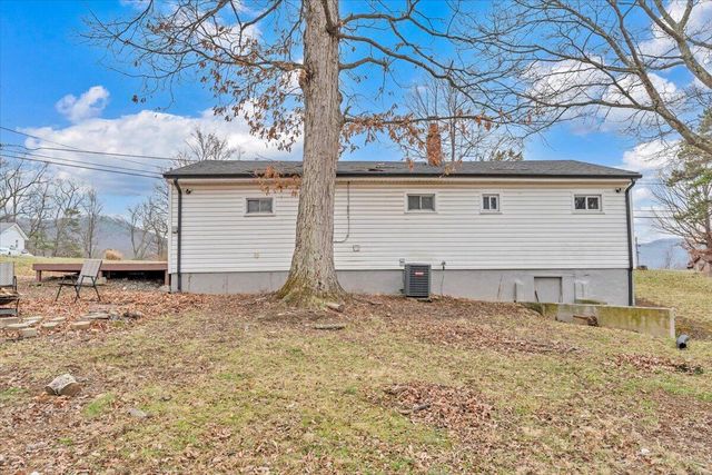 383 Ridge RD, Troutville, VA 24175
