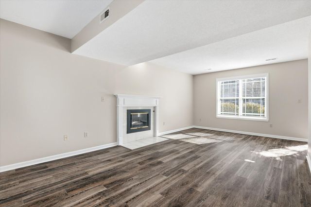 501 N VILLAGE CIR, Columbia, MO 65203