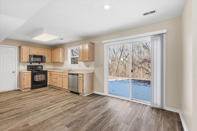 501 N VILLAGE CIR, Columbia, MO 65203