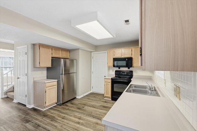 501 N VILLAGE CIR, Columbia, MO 65203