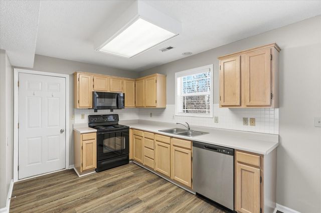 501 N VILLAGE CIR, Columbia, MO 65203