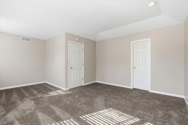 501 N VILLAGE CIR, Columbia, MO 65203