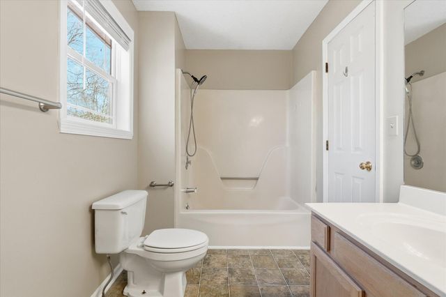 501 N VILLAGE CIR, Columbia, MO 65203