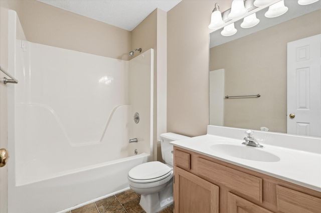 501 N VILLAGE CIR, Columbia, MO 65203