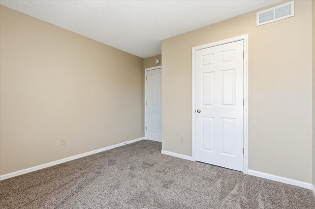 501 N VILLAGE CIR, Columbia, MO 65203