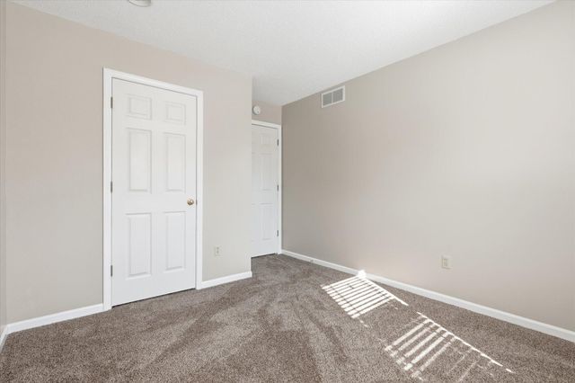 501 N VILLAGE CIR, Columbia, MO 65203