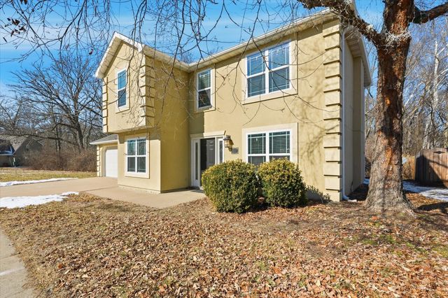 501 N VILLAGE CIR, Columbia, MO 65203