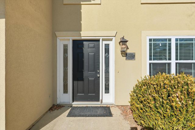 501 N VILLAGE CIR, Columbia, MO 65203