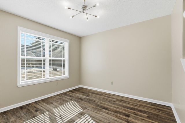 501 N VILLAGE CIR, Columbia, MO 65203