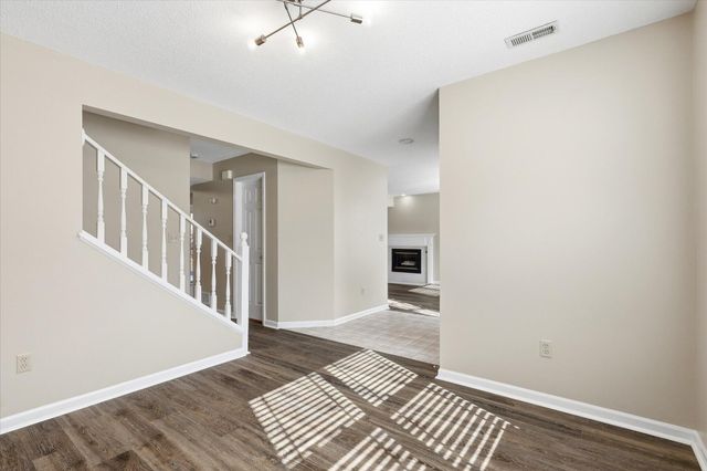 501 N VILLAGE CIR, Columbia, MO 65203