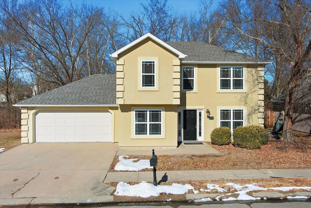 501 N VILLAGE CIR, Columbia, MO 65203