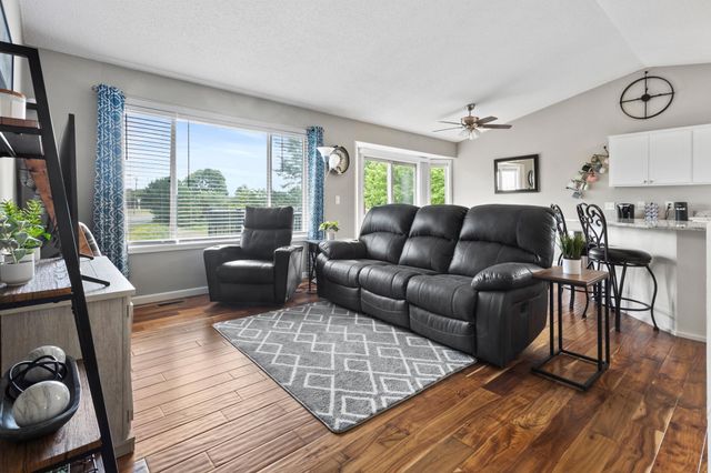 137 Hickory Lane E, Shakopee, MN 55379