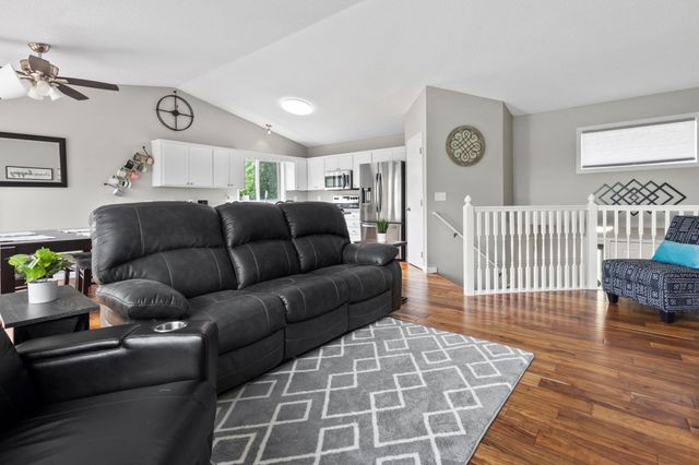 137 Hickory Lane E, Shakopee, MN 55379