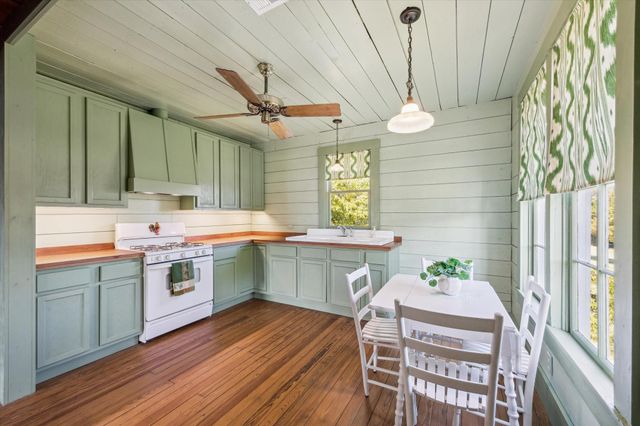 618 Bayridge Road, La Porte, TX 77571