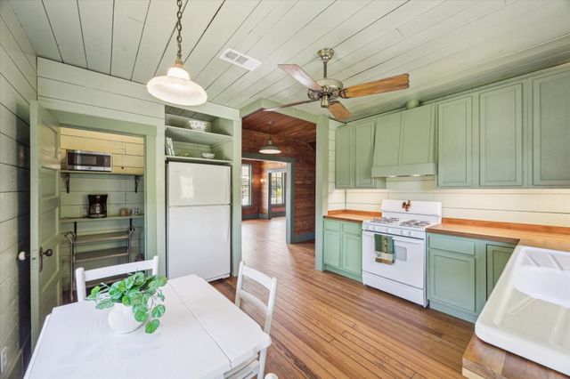 618 Bayridge Road, La Porte, TX 77571