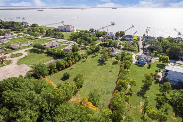 618 Bayridge Road, La Porte, TX 77571