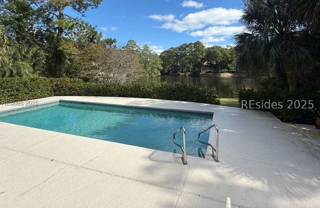 8 Leamington Pl, Hilton Head Island, SC 29928